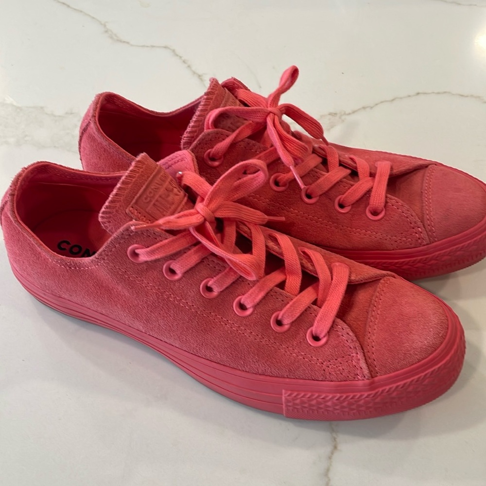 CONVERSE CHUCK TAYLOR ALL STAR OX
Punch Coral/ Punch Coral Size Men’s 7